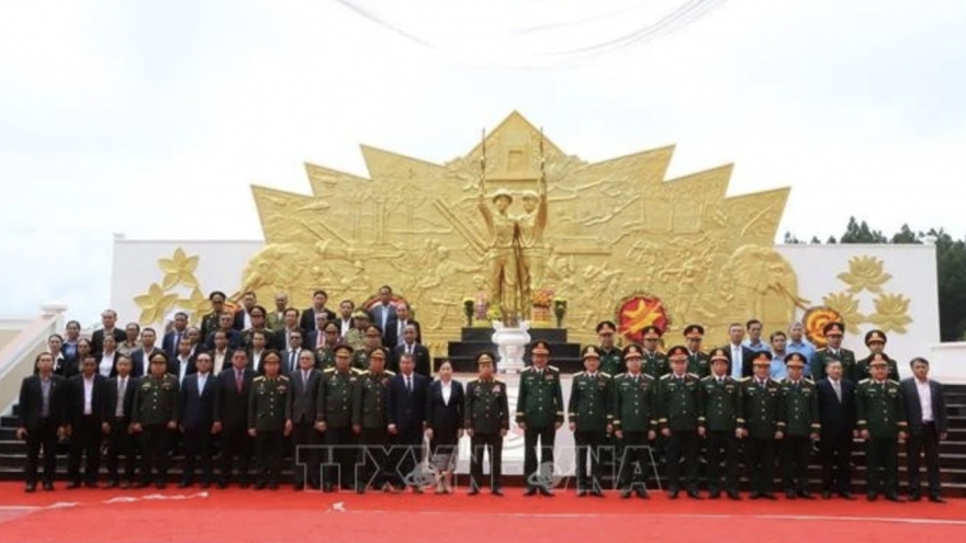 Vietnam-Laos solidarity honoured with monument handover